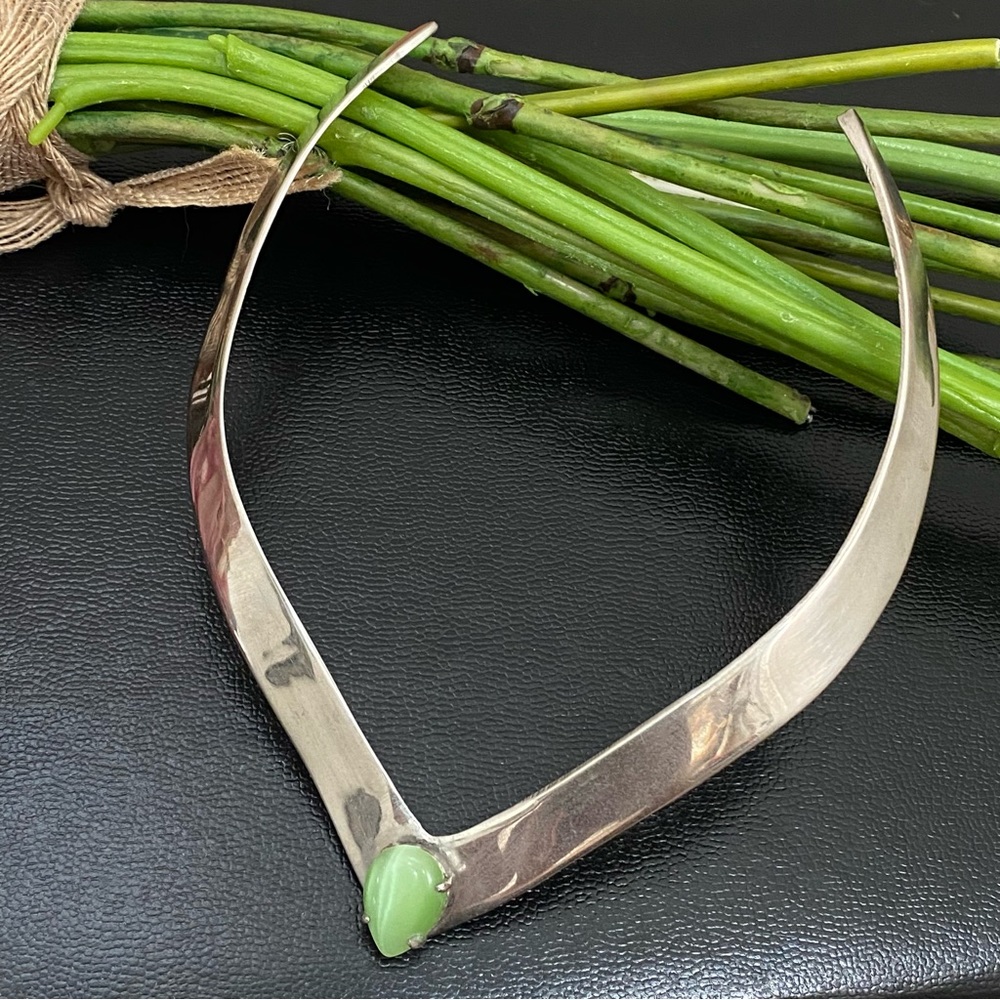 Vintage Unsigned Green Moonstone Cat Eye Center Silver Collar Necklace